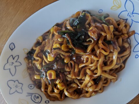 ほうれん草とコーンのジャージャー麺